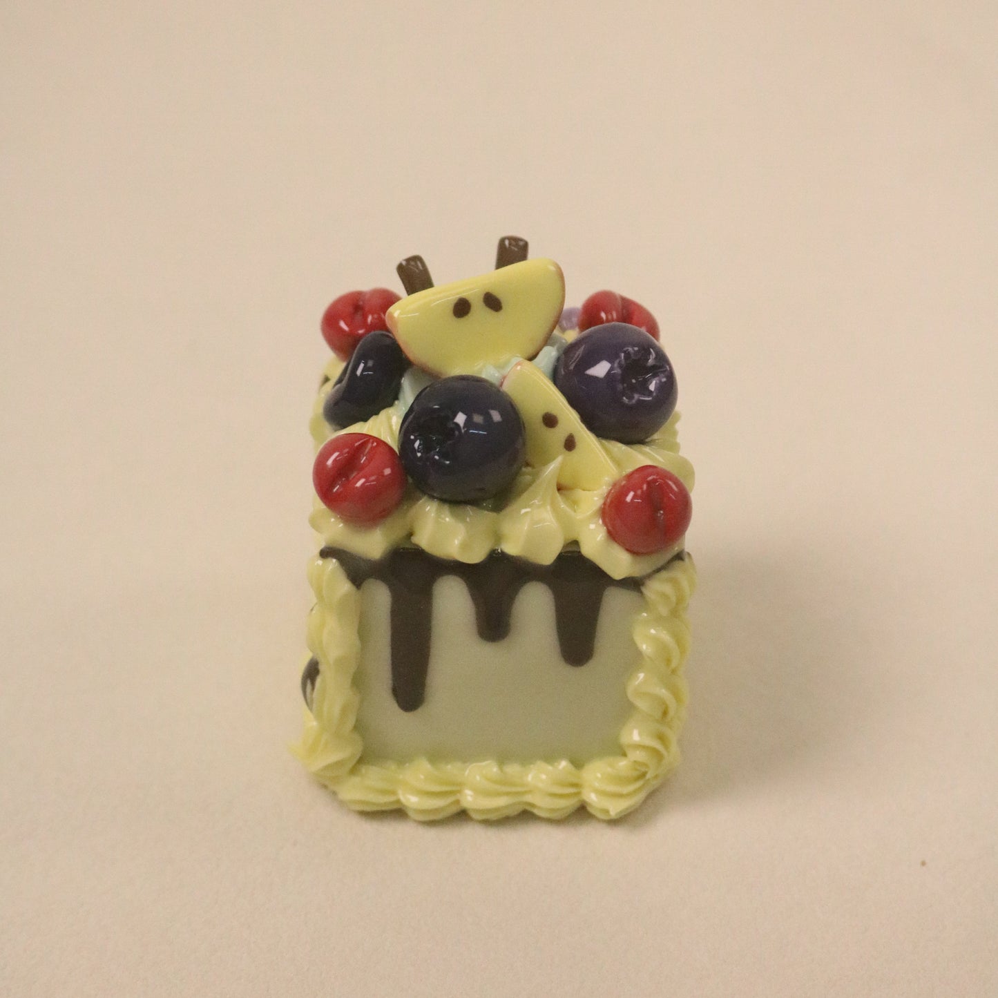 Handmade Ceramic Cake With Vanilla Flavor, Chocolate Sauce, Strawberry Blueberry Square Fruit Cream Dessert Decoration