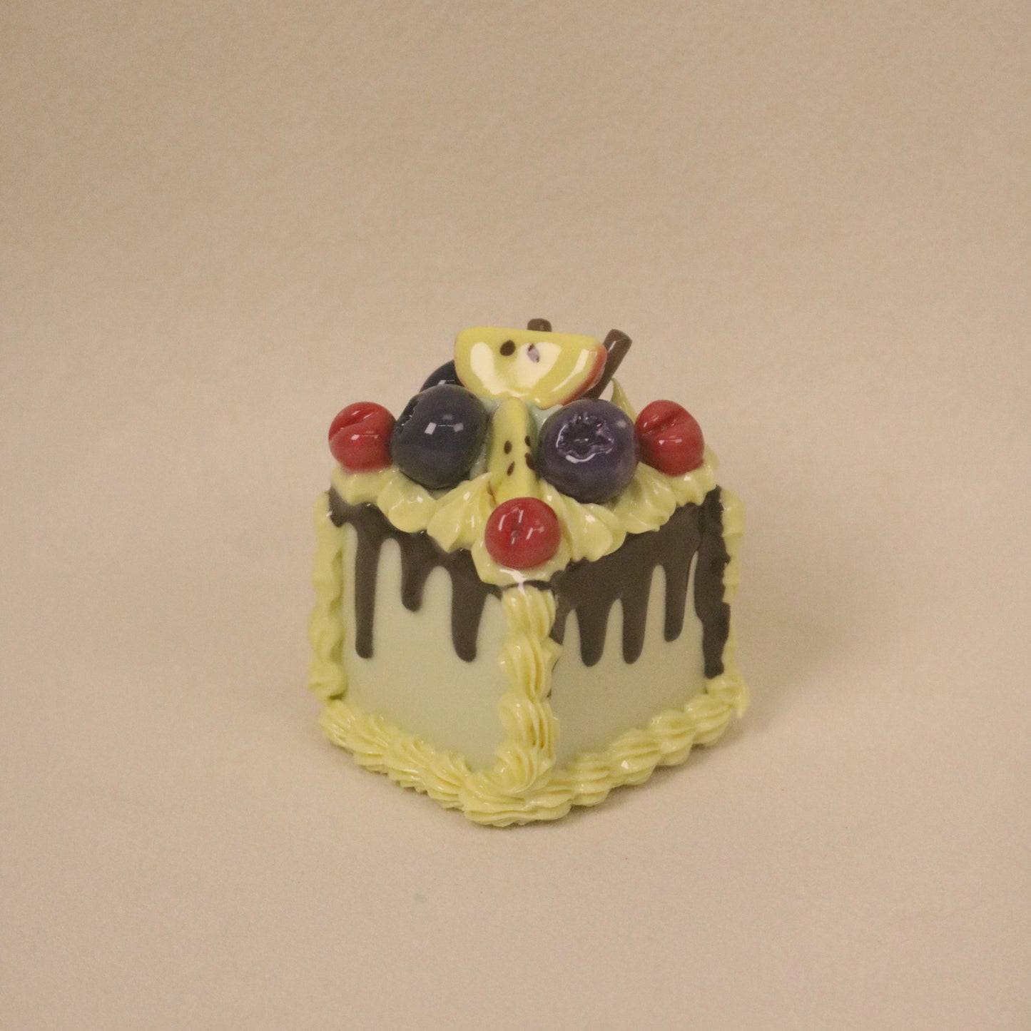 Handmade Ceramic Cake With Vanilla Flavor, Chocolate Sauce, Strawberry Blueberry Square Fruit Cream Dessert Decoration