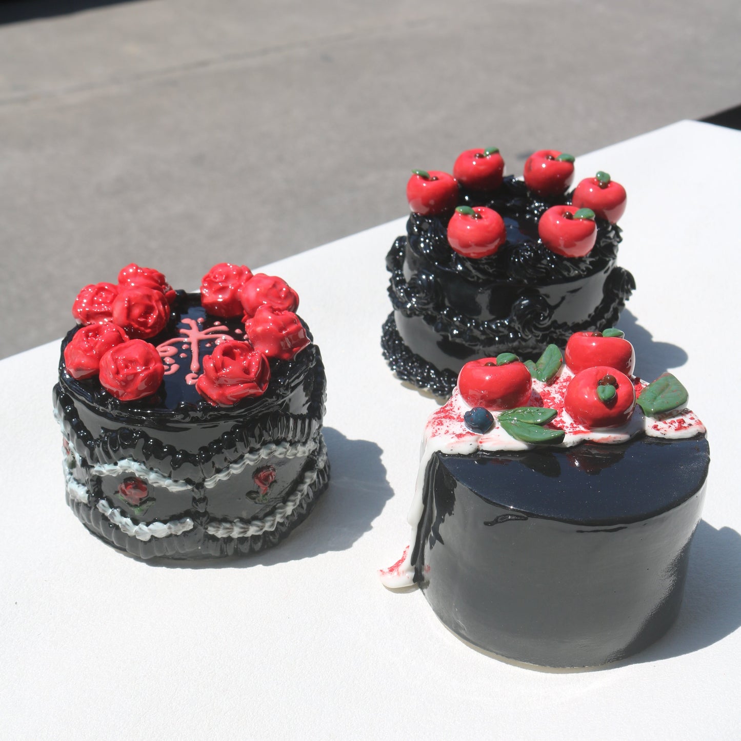 Handmade Gothic Ceramic Cake Sculpture, Black Rose & Thorn Figurine, Whimsical Art Collectible, Red Queen's Gift (CLAYYING)