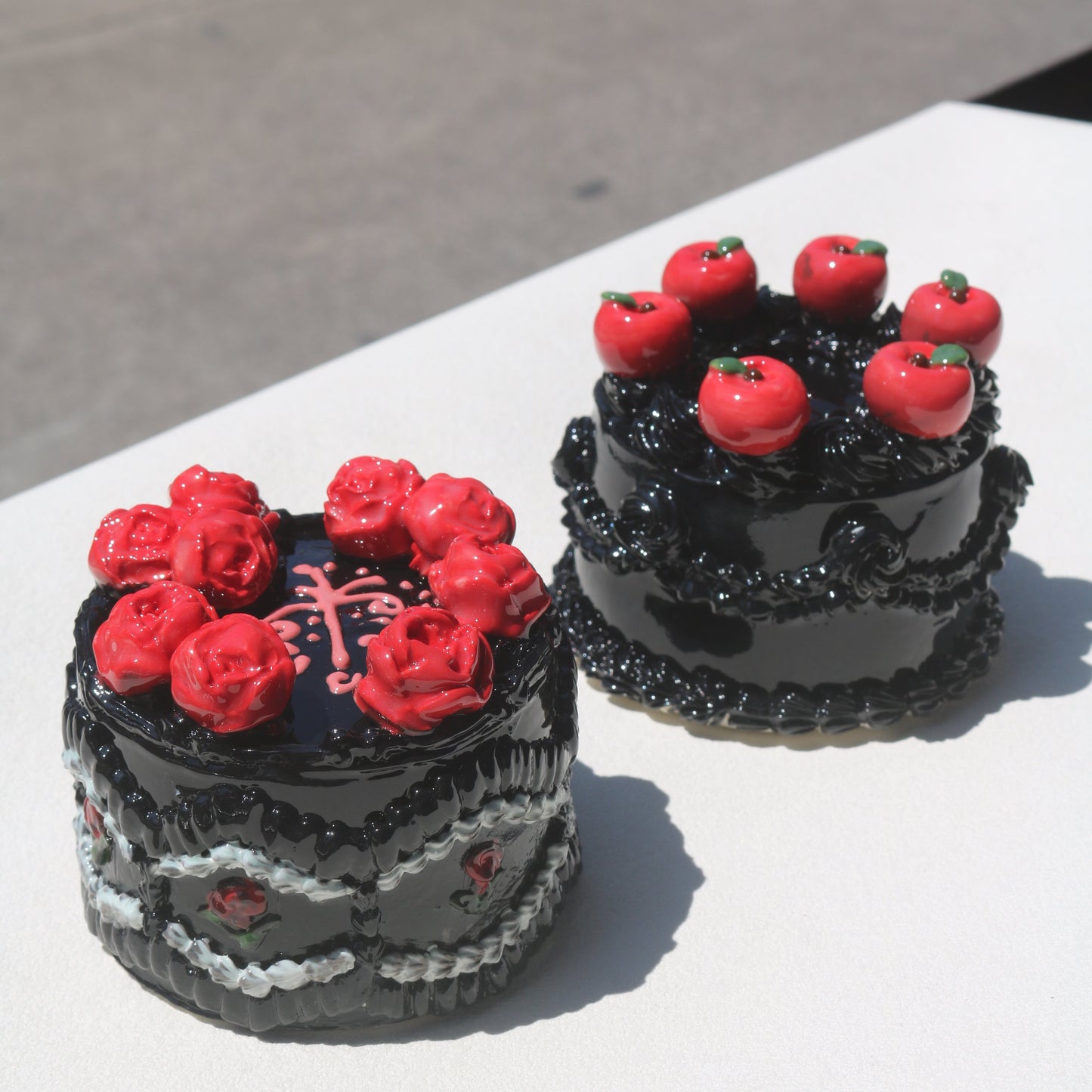 Handmade Gothic Ceramic Cake Sculpture, Black Rose & Thorn Figurine, Whimsical Art Collectible, Red Queen's Gift (CLAYYING)
